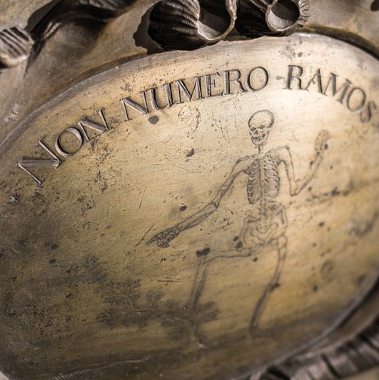 Piktogramm eines Skeletts am Sarkophag von Maria Theresia (Nr. 25).