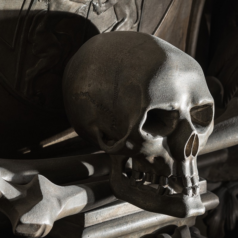 Nachts in der Kapuzinergruft / Robert Vanis, Kapuzinergruft Wien Schädel am Sarkophag von Eleonore Magdalena (Nr. 32).