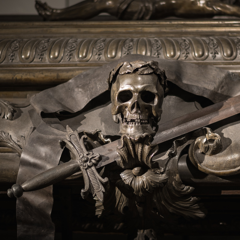 Schädelapplikation am Sarkophag von Leopold I.