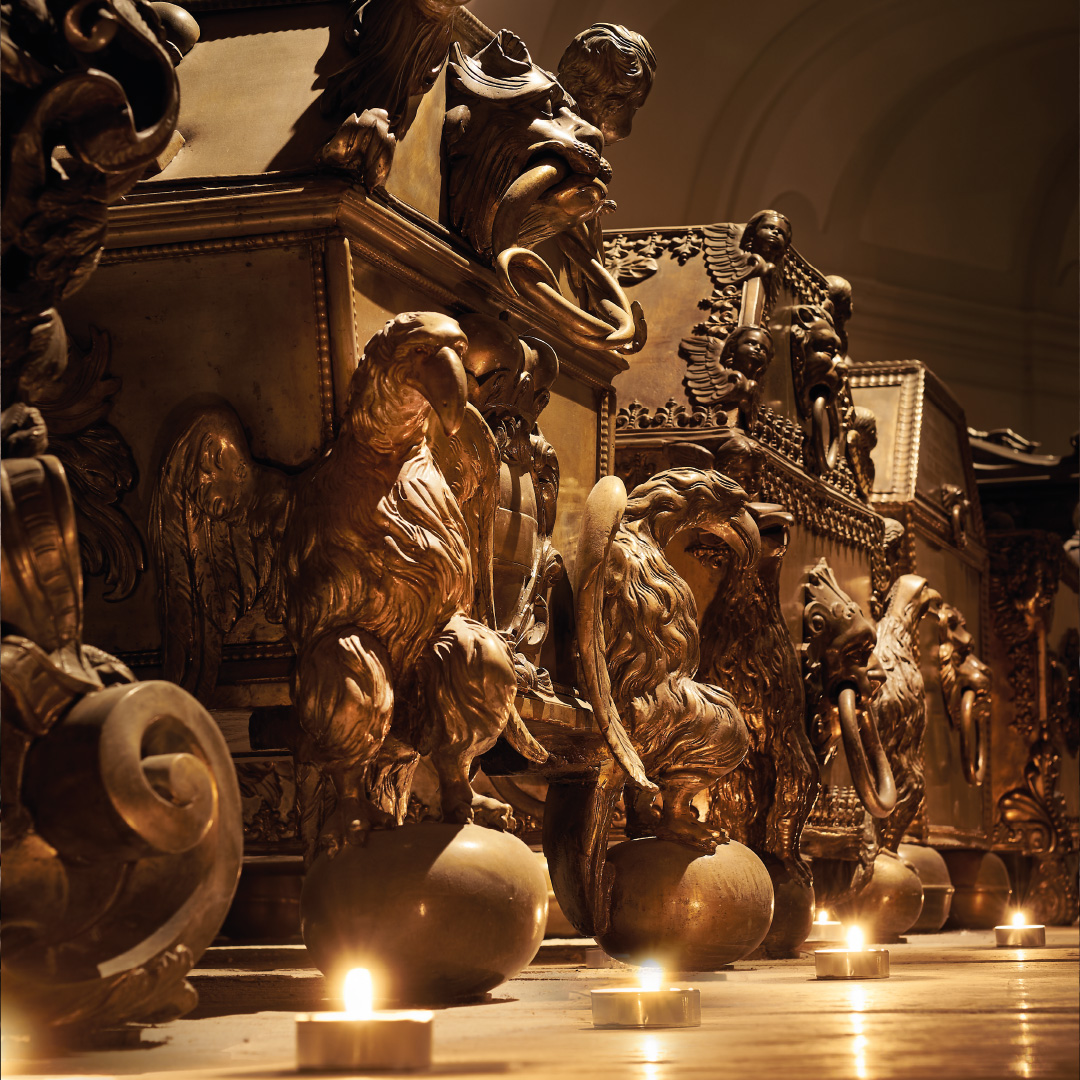 Leopoldsgruft bei Kerzenschein.