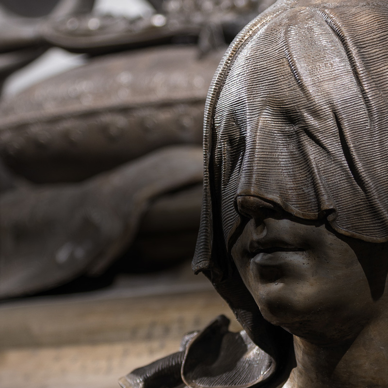 Trauernde Genie an der Ecke des Sarkophags von Elisabeth Christine.