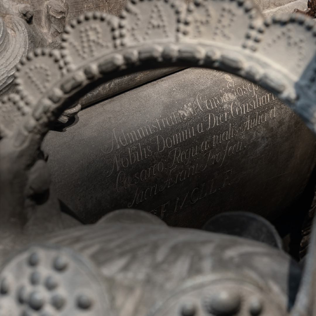 Detailansicht der Reichskrone auf dem Sarkophag von Kaiser Karl VI.