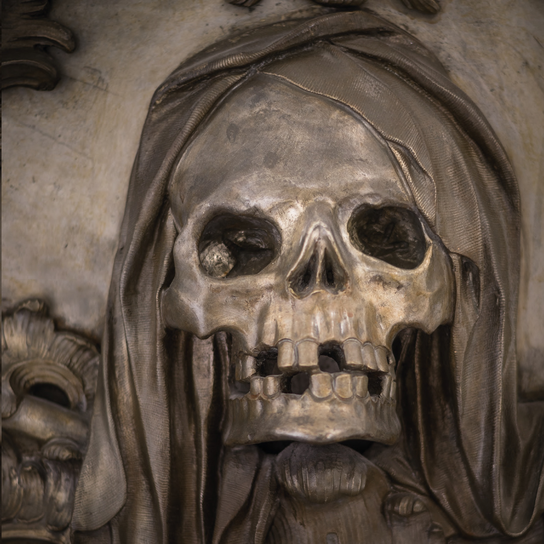 Stiche, Schüsse, Syphilis / Robert Vanis, Kapuzinergruft Wien Schädel am Sarkophag von Eleonore Magdalena (Nr. 32).